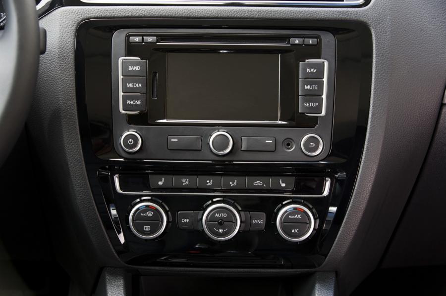  Volkswagen Jetta 2015 года  (US) (фото 36 из 62)